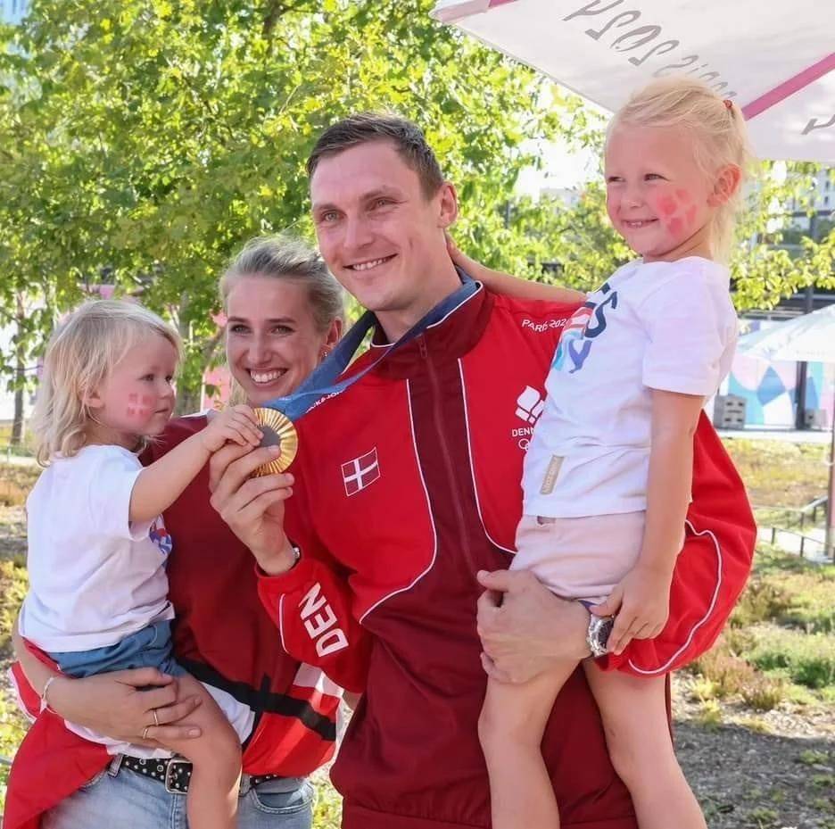 英格兰羽毛球队碾压丹麦羽毛球队，安赛龙统治全场