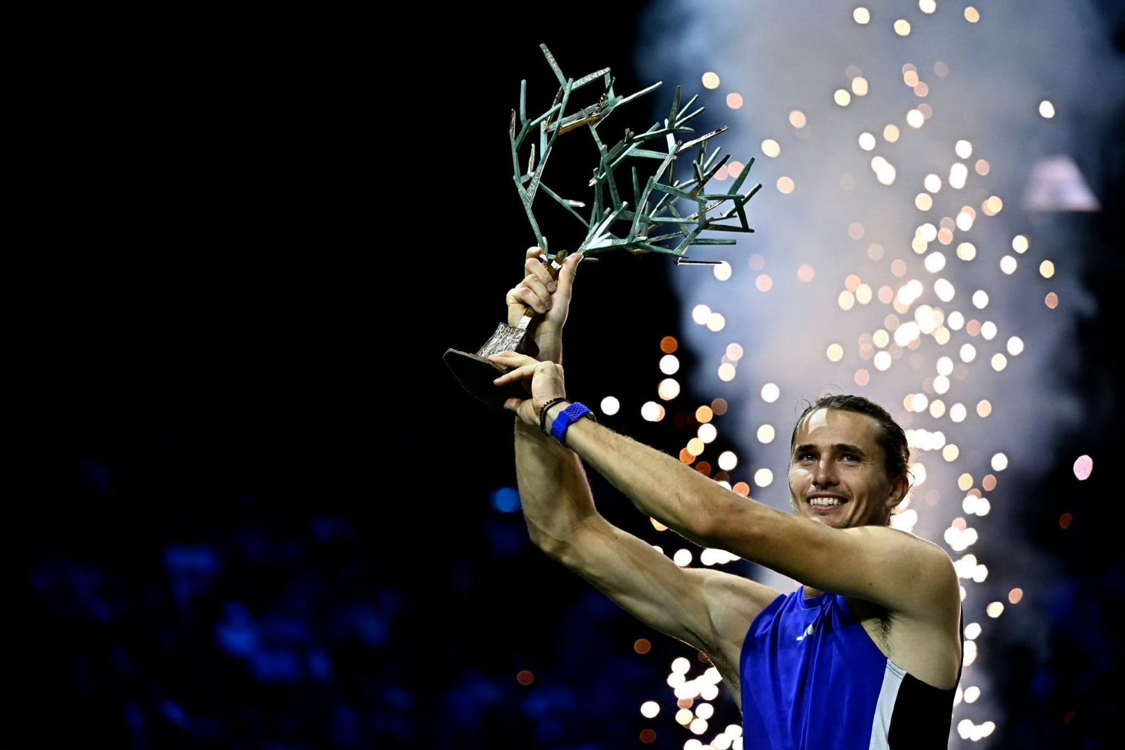 欧洲网球队力克英国网球队，兹维列夫绝境逆转