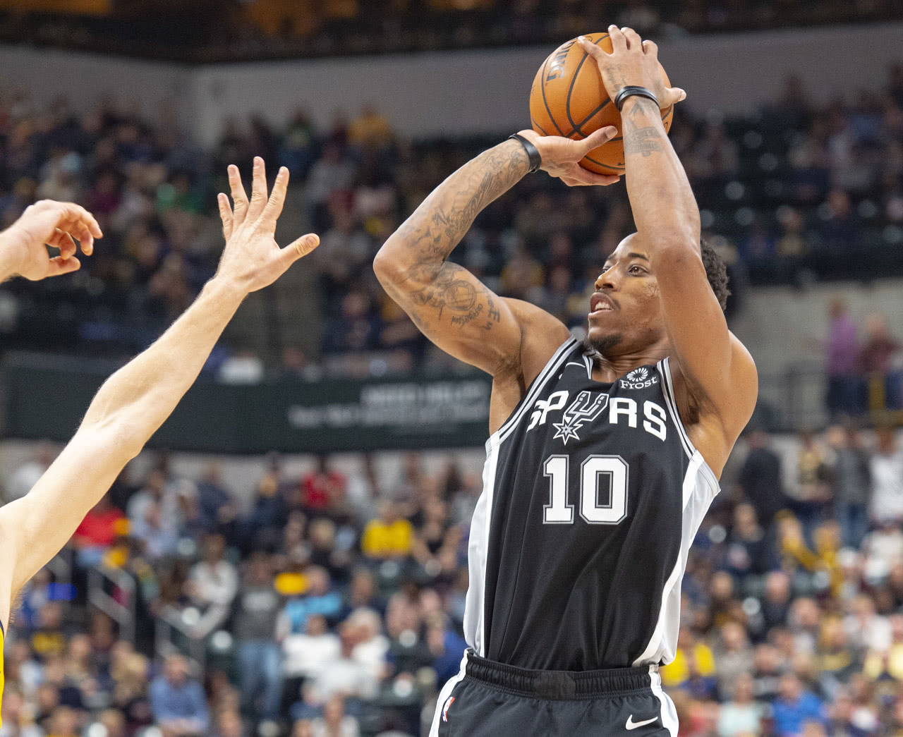 关于南韩男篮碾压马刺，萨姆·米切尔送出助攻的信息