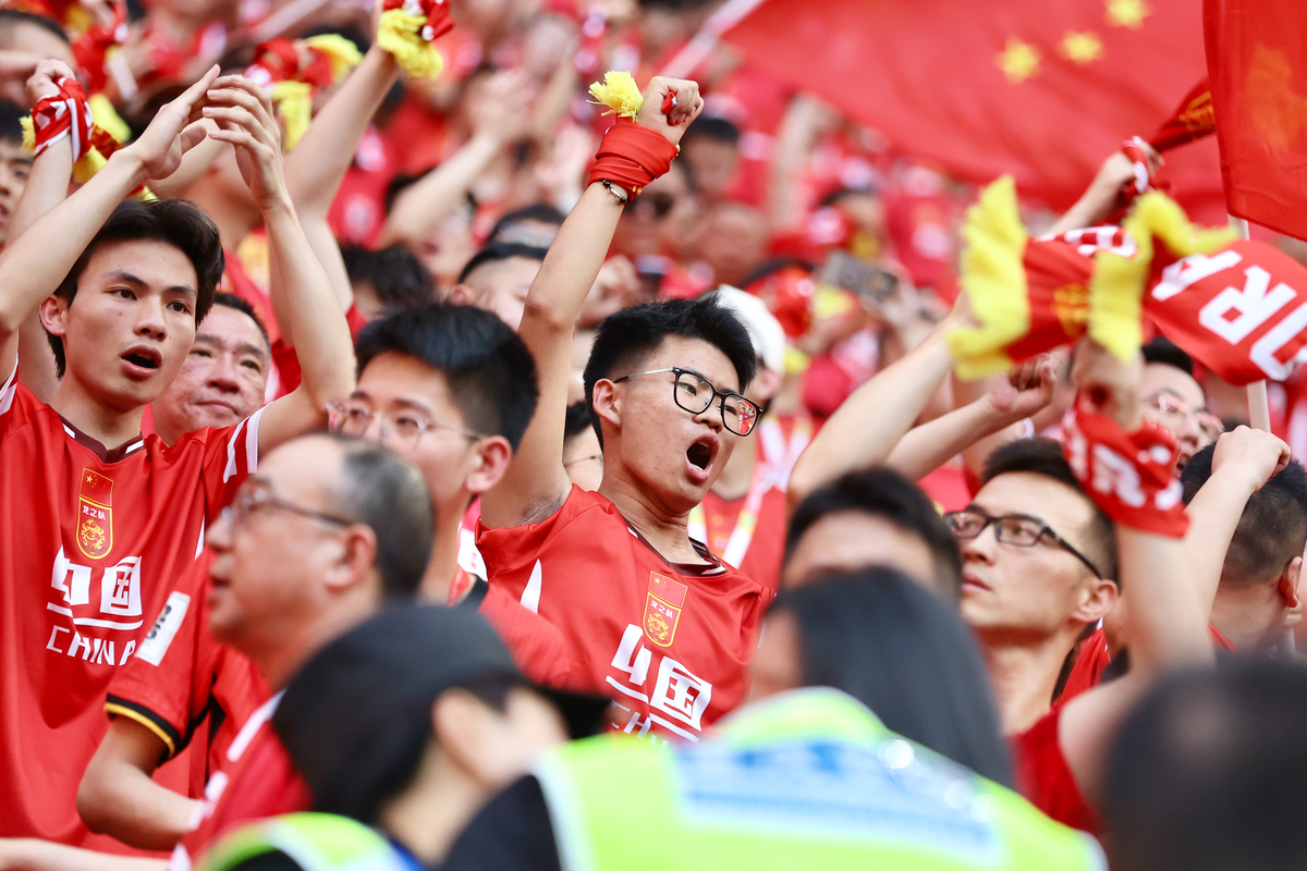 赛场风云再起，球员们奋力拼搏争取胜利