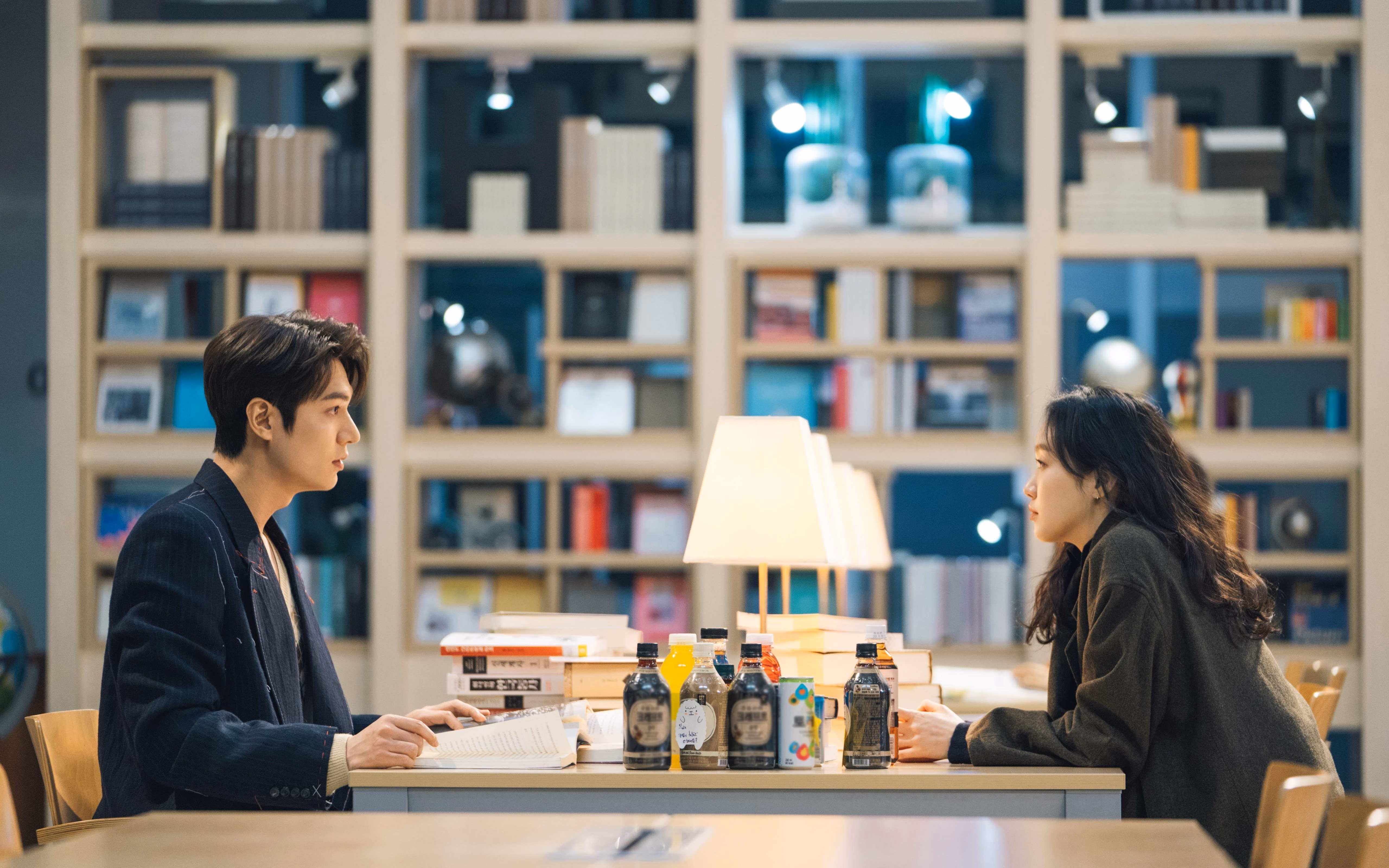 绿茵场上的另类叫牌,当意甲焦点战遭遇安哥拉决胜局